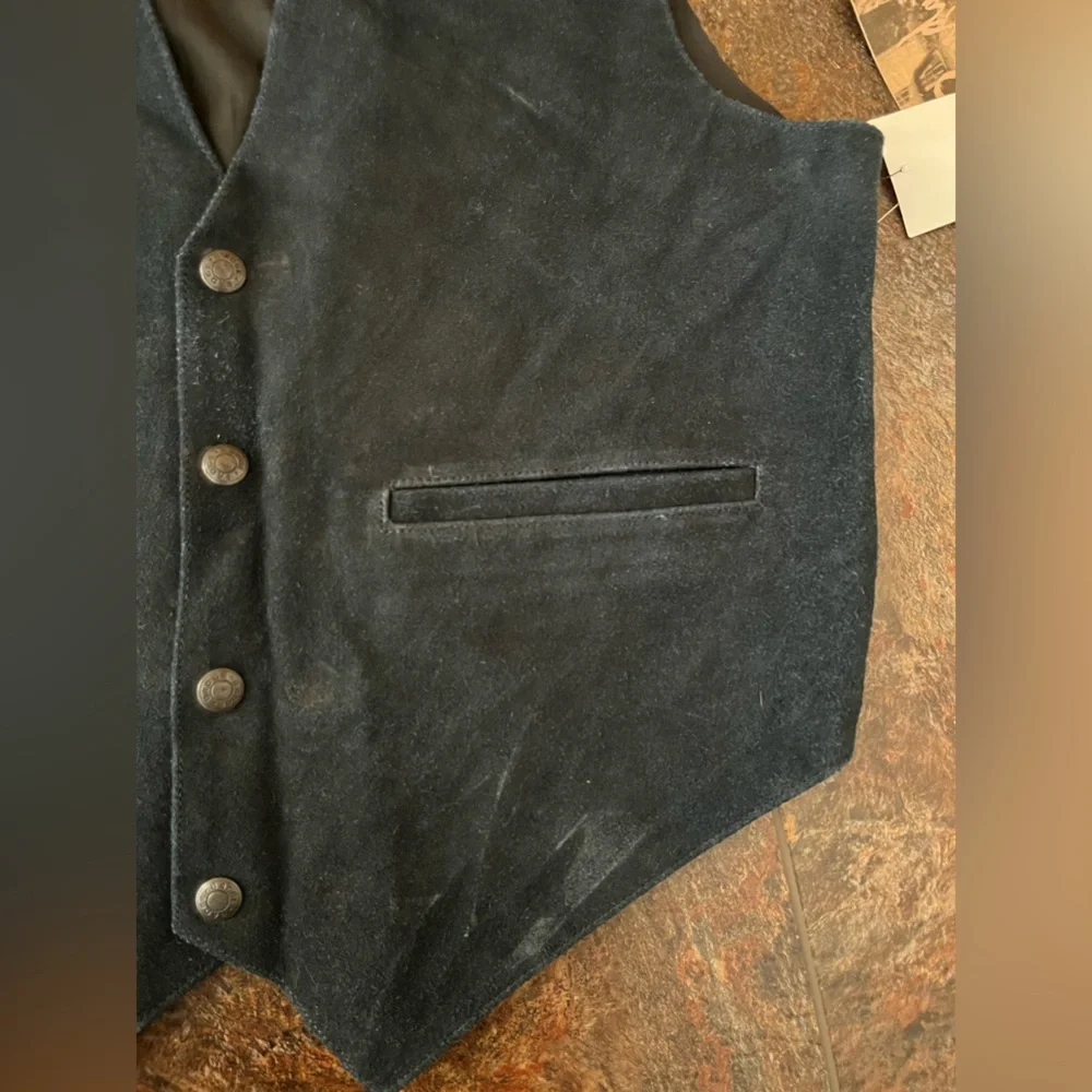 Vintage new men’s Badge blue leather suede vest with snap closure. Size large.